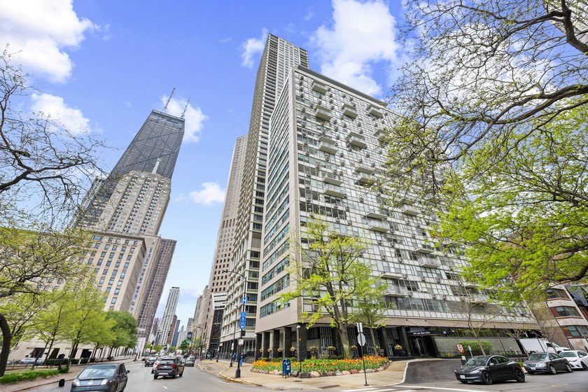 Prime Gold Coast Lake Shore Drive northeast corner 2 bedroom 2 - Beach Condo for sale in Chicago, Illinois on Beachhouse.com