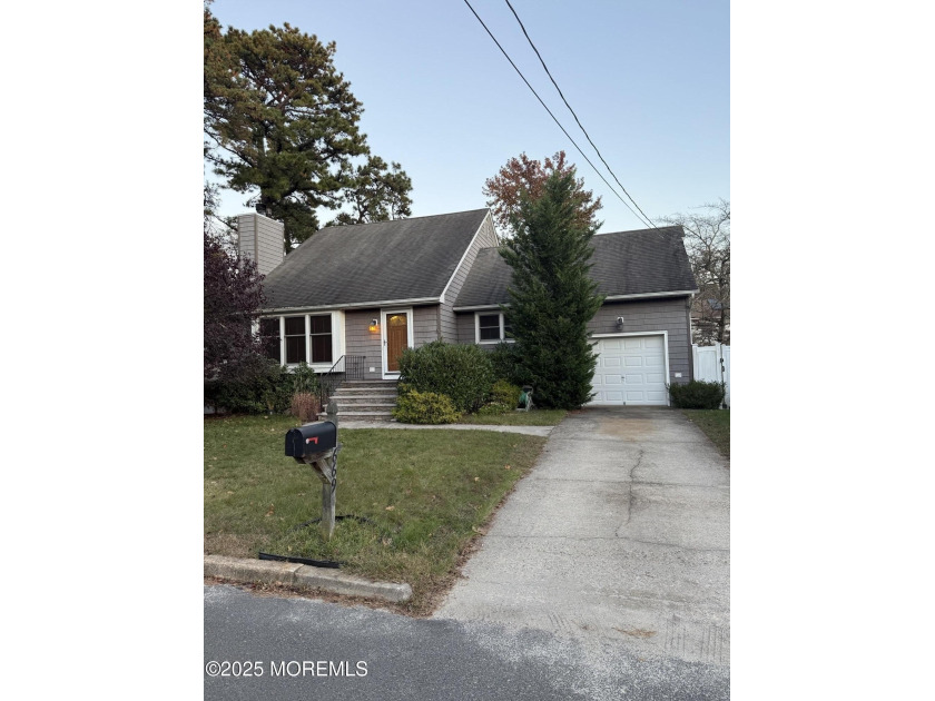 Great 3 bedroom, 2 bath house on a great lot with many upgrades - Beach Home for sale in Brick, New Jersey on Beachhouse.com