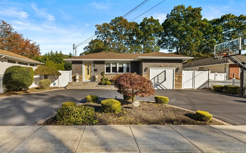 Welcome to 135 N. Linden Street in the heart of Massapequa - Beach Home for sale in Massapequa, New York on Beachhouse.com