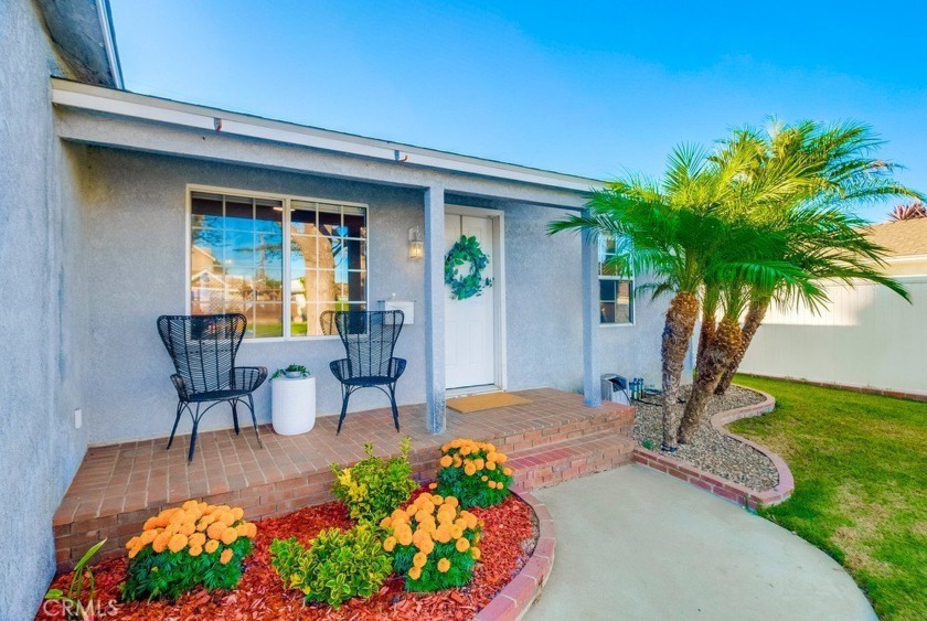 Welcome to this delightful Lakewood Park residence. Step inside - Beach Home for sale in Lakewood, California on Beachhouse.com