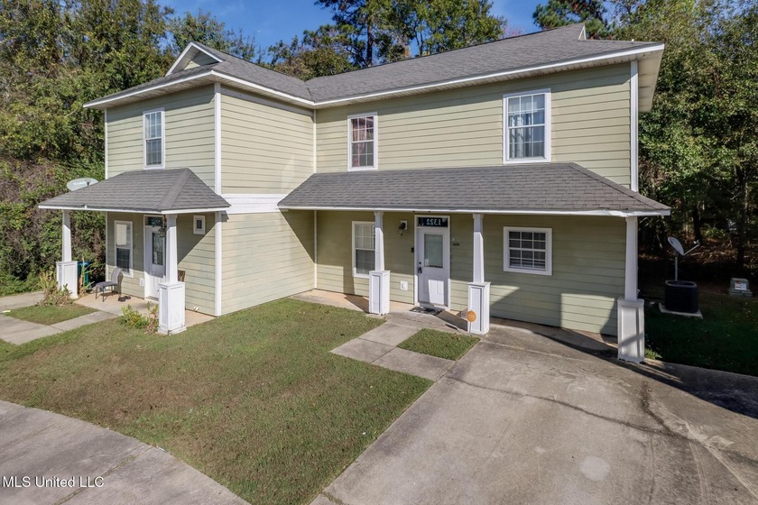 Discover comfort and convenience in this well-maintained - Beach Townhome/Townhouse for sale in Gulfport, Mississippi on Beachhouse.com