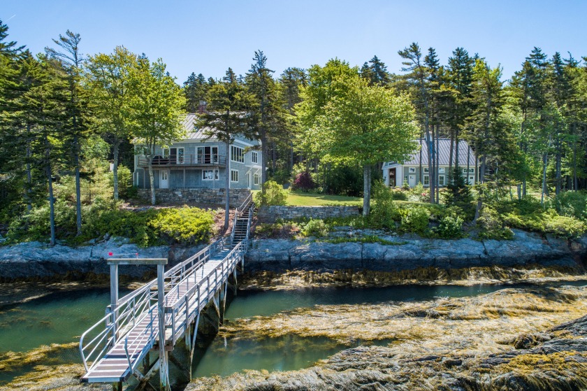 This custom built; contemporary, single-family home is situated - Beach Home for sale in Harpswell, Maine on Beachhouse.com