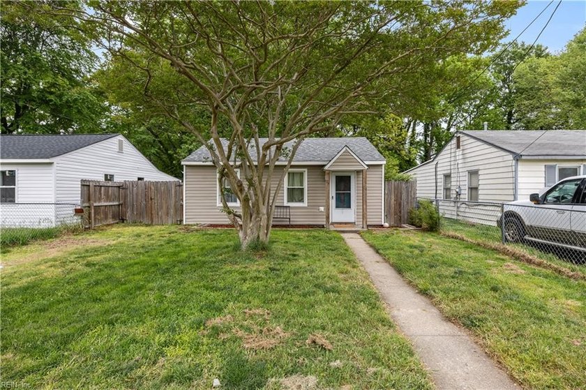 Welcome to 57 Phelps Street in Hampton! This charming home - Beach Home for sale in Hampton, Virginia on Beachhouse.com