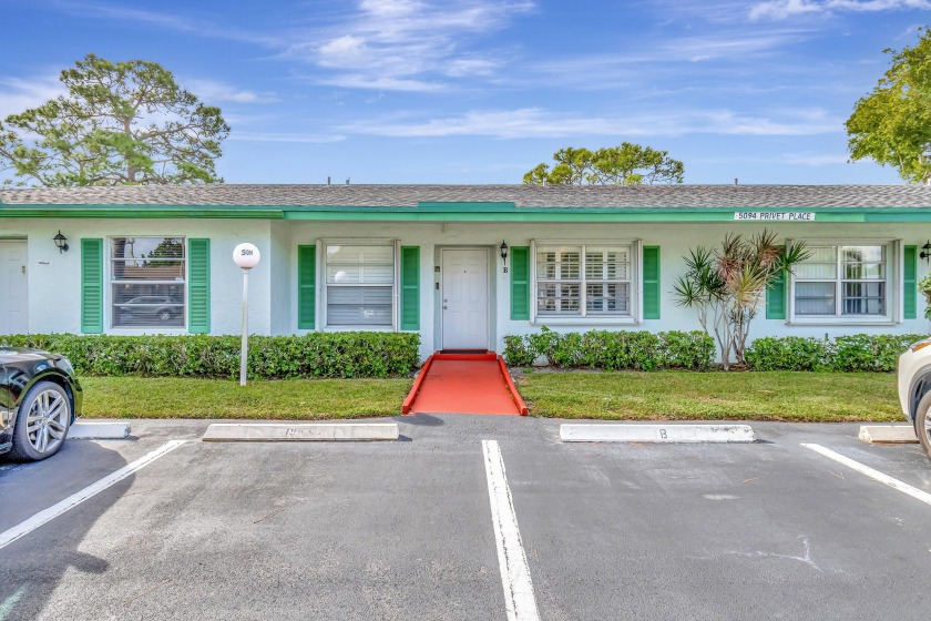Immaculate move-in ready villa in active 55+ community with - Beach Home for sale in Delray Beach, Florida on Beachhouse.com