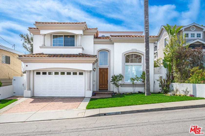 This beautiful, bright 5 bedroom and 4.5-bathroom home located - Beach Home for sale in Manhattan Beach, California on Beachhouse.com