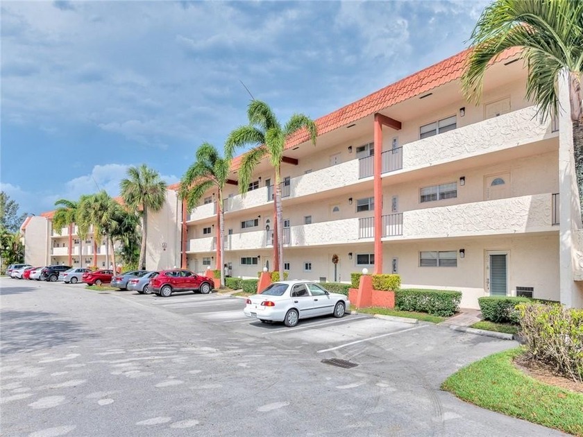 An oasis to call home, this beautiful 2BD/2BTH unit is in - Beach Condo for sale in Pembroke Pines, Florida on Beachhouse.com