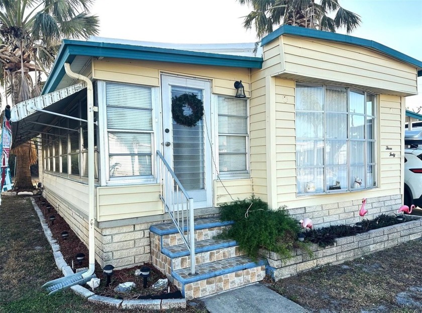 Hurry to see this Lovely 2  bed/1 1/2 bath, 968 sq. ft. Pristine - Beach Home for sale in Pinellas Park, Florida on Beachhouse.com