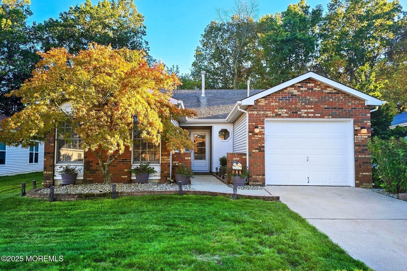 GORGEOUS !! 2 bedroom 2 bath home in exclusive Green Briar - Beach Home for sale in Toms River, New Jersey on Beachhouse.com