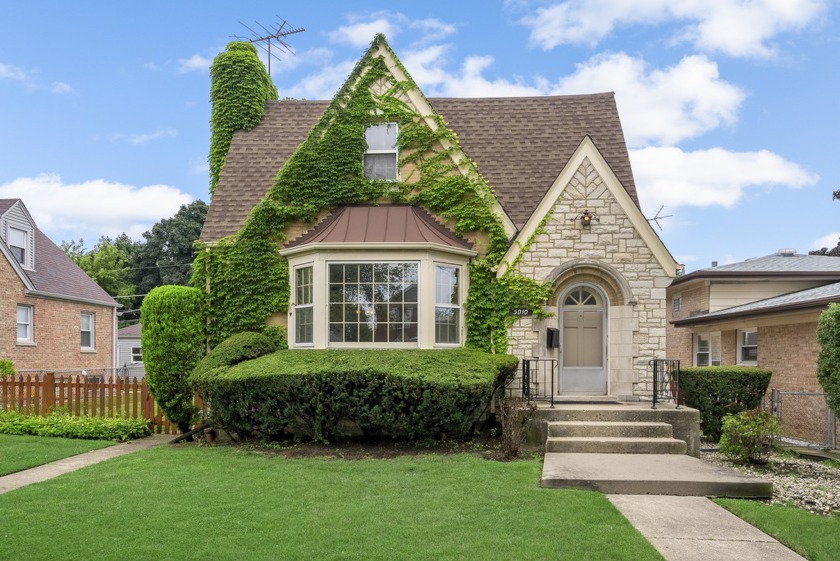 This beautiful 4-6BR/3BA English bungalow sits on a double lot - Beach Home for sale in Skokie, Illinois on Beachhouse.com