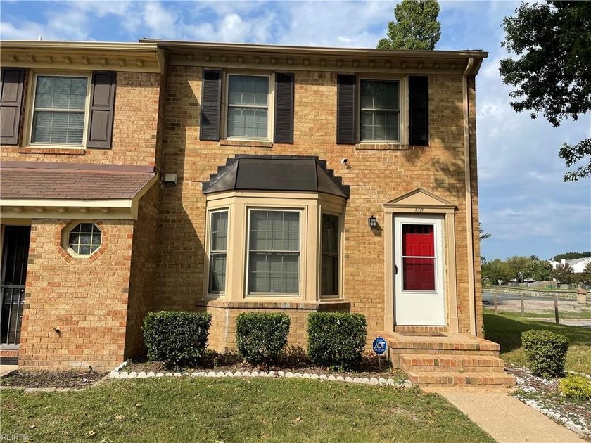 Spacious Townhome in Desirable Kempsville Lake! Welcome to this - Beach Townhome/Townhouse for sale in Virginia Beach, Virginia on Beachhouse.com