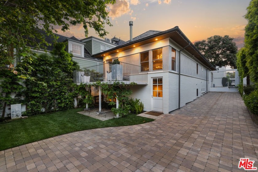 Welcome to the ultimate Santa Monica beach lifestyle, where - Beach Home for sale in Santa Monica, California on Beachhouse.com