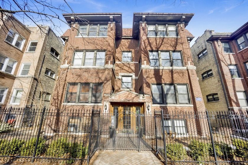 Just blocks from Lake Michigan's lakefront and parks, this - Beach Condo for sale in Chicago, Illinois on Beachhouse.com