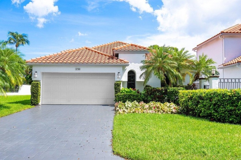 Stunning and renovated 3 BD 2.2 BA home, with a pool and golf - Beach Home for sale in Boca Raton, Florida on Beachhouse.com