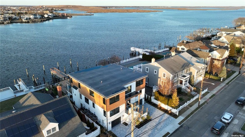 Hamptons Elegance Meets Long Beach Lifestyle With This - Beach Home for sale in Long Beach, New York on Beachhouse.com