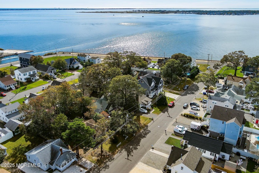Located just a few doors from the bay and only five minutes to - Beach Home for sale in Toms River, New Jersey on Beachhouse.com