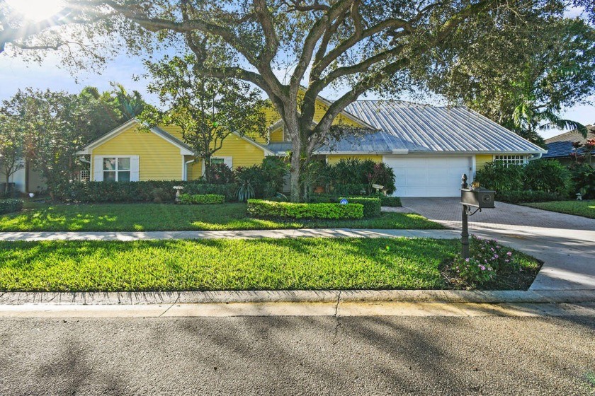 SELLER MOTIVATED! This exquisite home oozes coastal charm and - Beach Home for sale in Palm Beach Gardens, Florida on Beachhouse.com