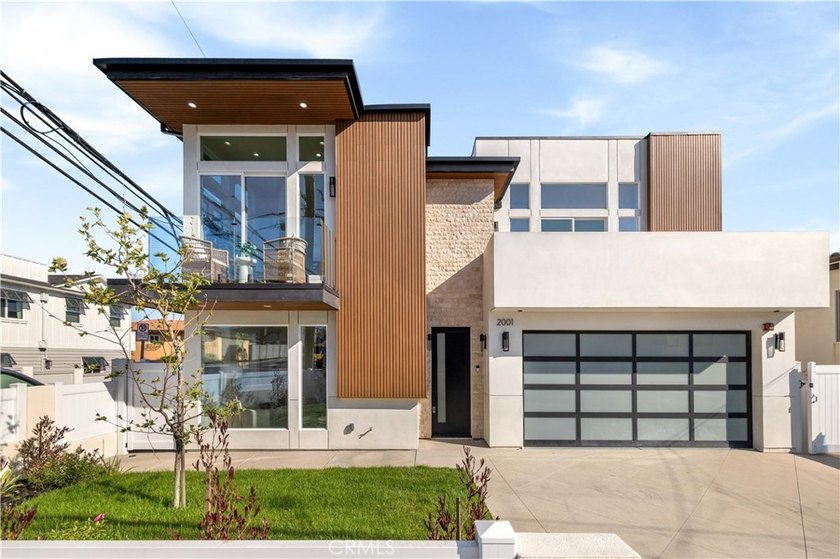 Tucked away in a desirable neighborhood, this beautifully - Beach Townhome/Townhouse for sale in Redondo Beach, California on Beachhouse.com