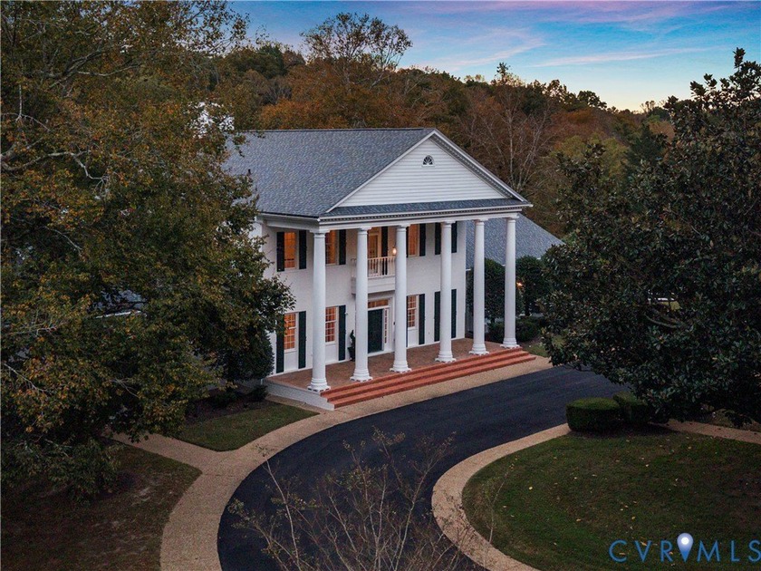 This well-known Williamsburg estate sits on 42 private, gated - Beach Home for sale in Williamsburg, Virginia on Beachhouse.com