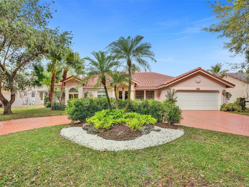 Stunning waterfront residence in Coral Springs! This 4 bed, 3 - Beach Home for sale in Coral Springs, Florida on Beachhouse.com