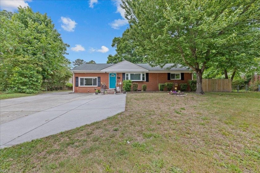 Welcome to this charming 3 bedroom, 2 bath brick ranch in - Beach Home for sale in Virginia Beach, Virginia on Beachhouse.com