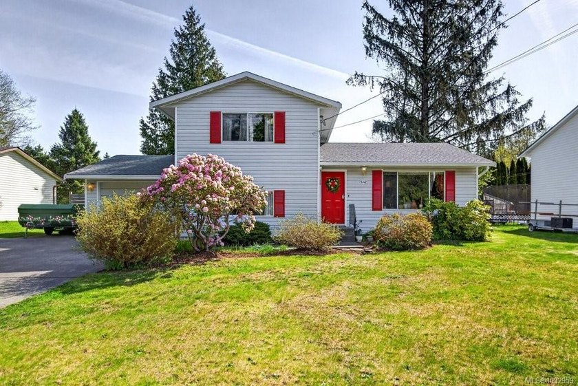 This cheerful and welcoming 3 bedroom, 2 bathroom split-level - Beach Home for sale in Comox, British Columbia on Beachhouse.com