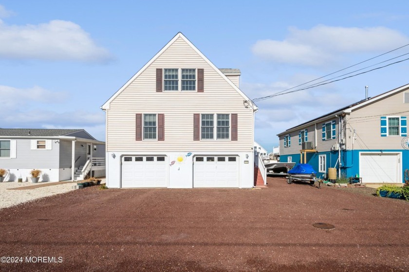 Quick bay access. Luxurious upscale waterfront 2000 sq ft 3 - Beach Home for sale in Tuckerton, New Jersey on Beachhouse.com