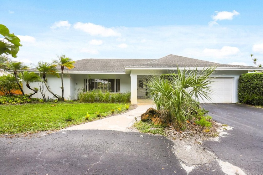 Single story CBS 4/3/2 split floor plan, pool home in the highly - Beach Home for sale in Tequesta, Florida on Beachhouse.com