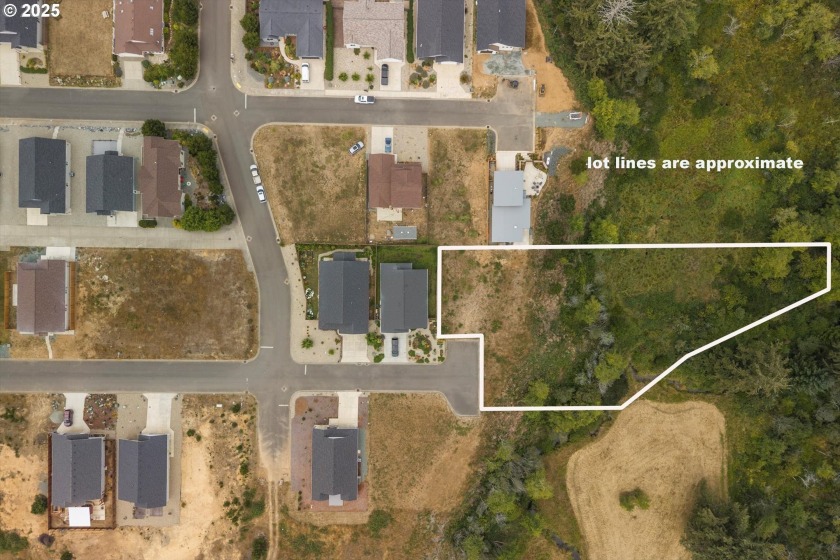 **OVERSIZED VACANT LOT JUST BLOCKS FROM THE BEACH - QUIET - Beach Lot for sale in Bandon, Oregon on Beachhouse.com