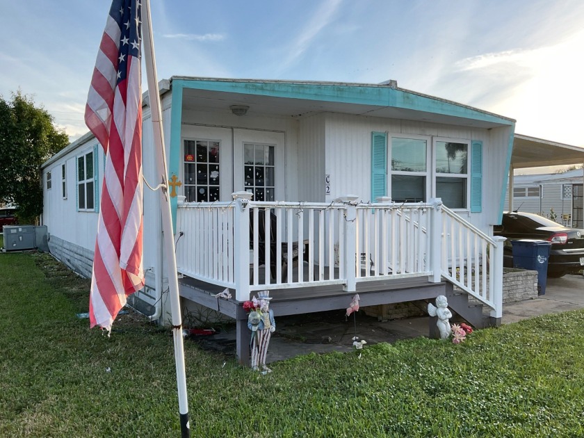 This charming mobile home is located in the peaceful - Beach Home for sale in Ellenton, Florida on Beachhouse.com