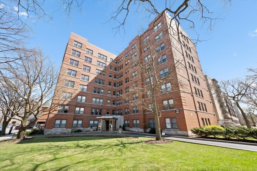 Beautifully renovated two-bedroom, one-bath co-op residence in - Beach Home for sale in Evanston, Illinois on Beachhouse.com
