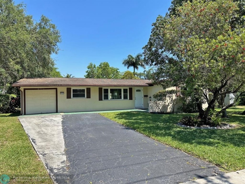 Newly Priced, lovely home in heart of Cooper City. Waterfront - Beach Home for sale in Cooper City, Florida on Beachhouse.com