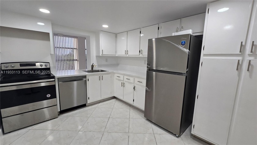 Beautiful, spacious condo ideally located near the beach, top - Beach Condo for sale in Hallandale Beach, Florida on Beachhouse.com