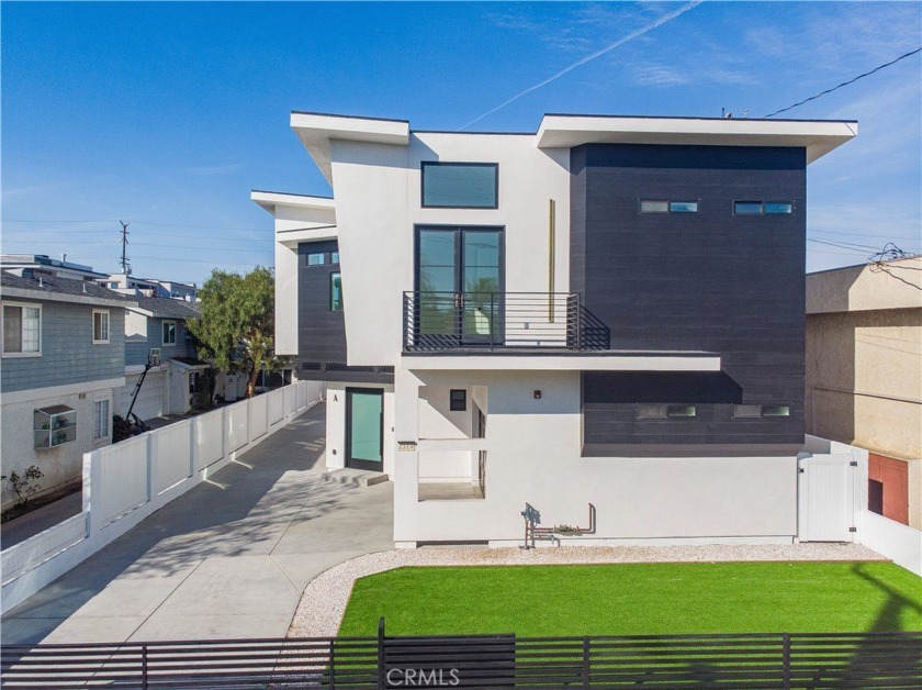 Not your everyday townhome in Redondo Beach. A touch of class - Beach Townhome/Townhouse for sale in Redondo Beach, California on Beachhouse.com