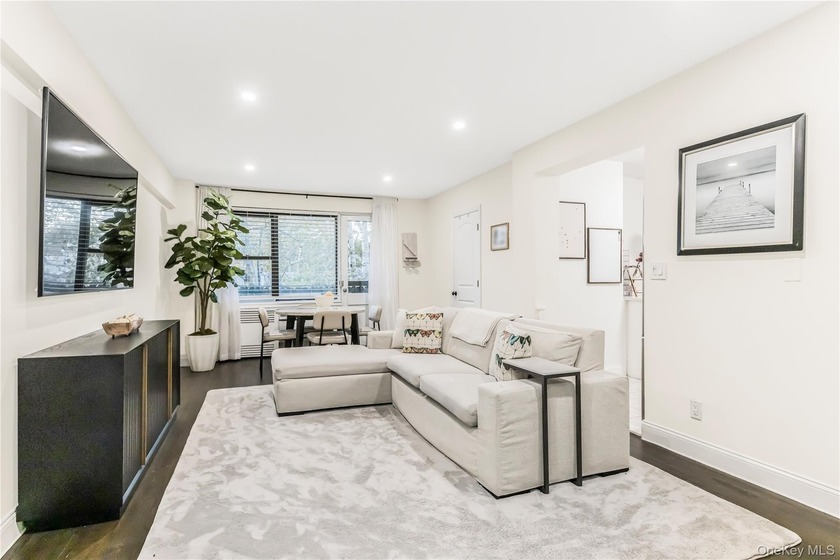 Beautifully updated Junior 4 with assigned parking! Welcome home - Beach Home for sale in New Rochelle, New York on Beachhouse.com