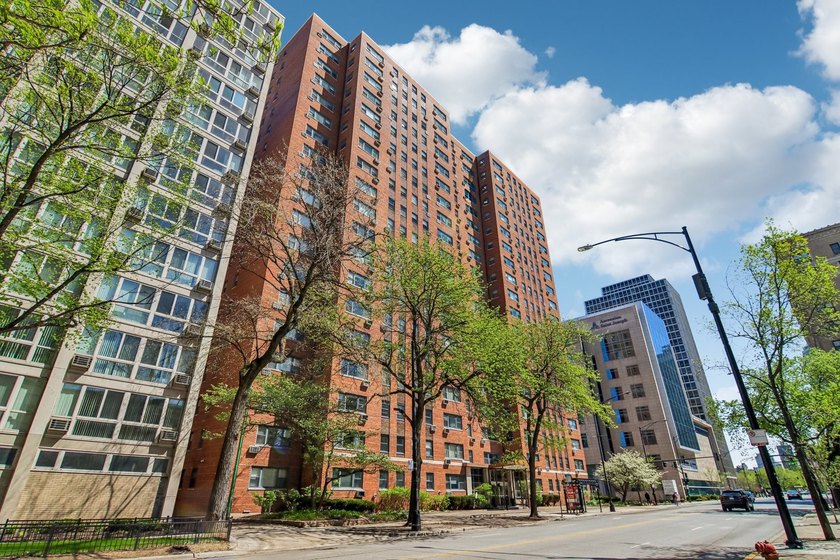 Bright, well-maintained studio at 2909 N Sheridan Rd #1201 - Beach Condo for sale in Chicago, Illinois on Beachhouse.com