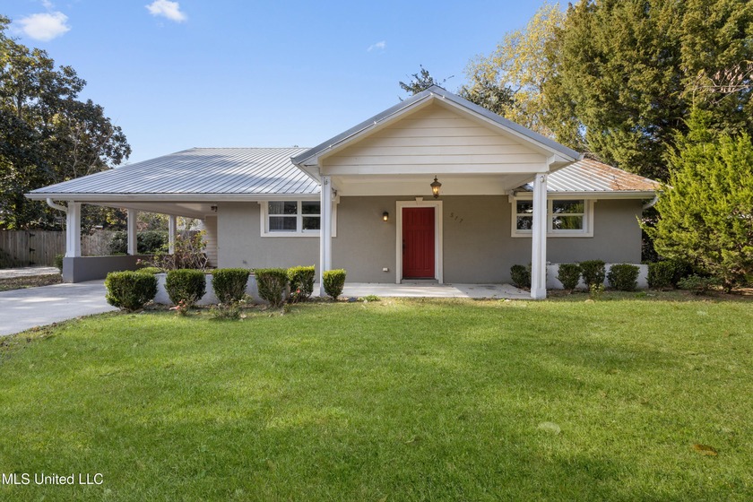 This home has been a rental property. Located in the heart of - Beach Home for sale in Ocean Springs, Mississippi on Beachhouse.com