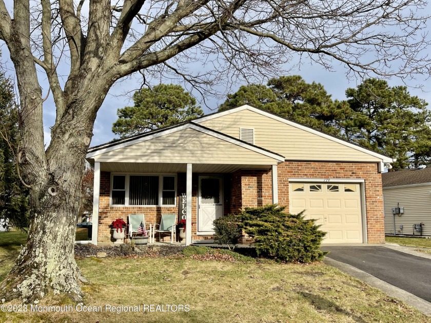 LOVINGLY AND WELL MAINTAINED LAKEVIEW MODEL RANCH IN THE ACTIVE - Beach Home for sale in Toms River, New Jersey on Beachhouse.com