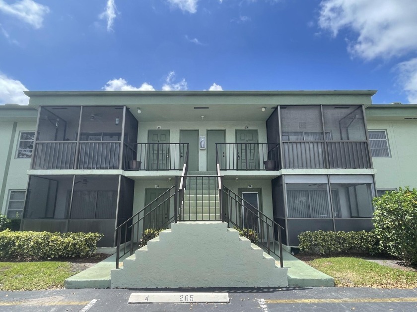 Spacious 2-bedroom, 2-bath home with a remodeled bathroom and - Beach Condo for sale in Delray Beach, Florida on Beachhouse.com