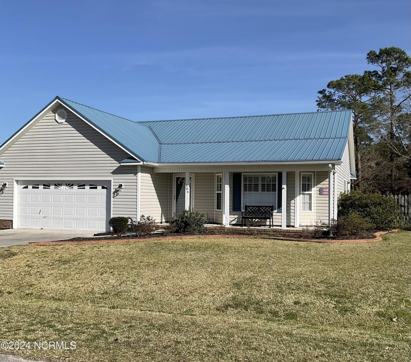 Gorgeous home in Swansboro area.  Tons of light, an eat in - Beach Home for sale in Swansboro, North Carolina on Beachhouse.com