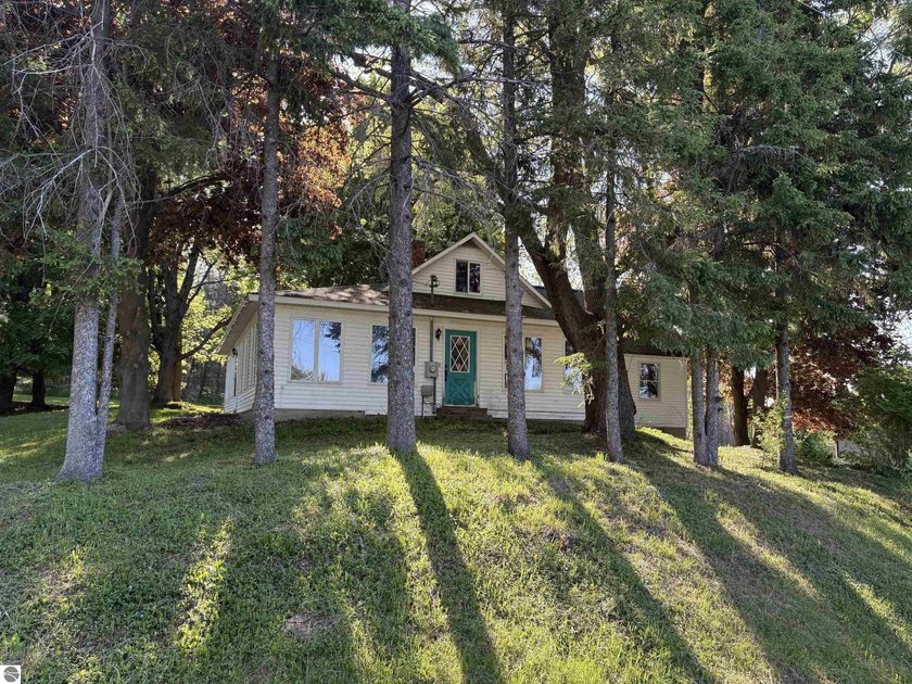 Perfect Location!  This 3 bedroom, 1 bath, 2 car detached garage - Beach Home for sale in Onekama, Michigan on Beachhouse.com