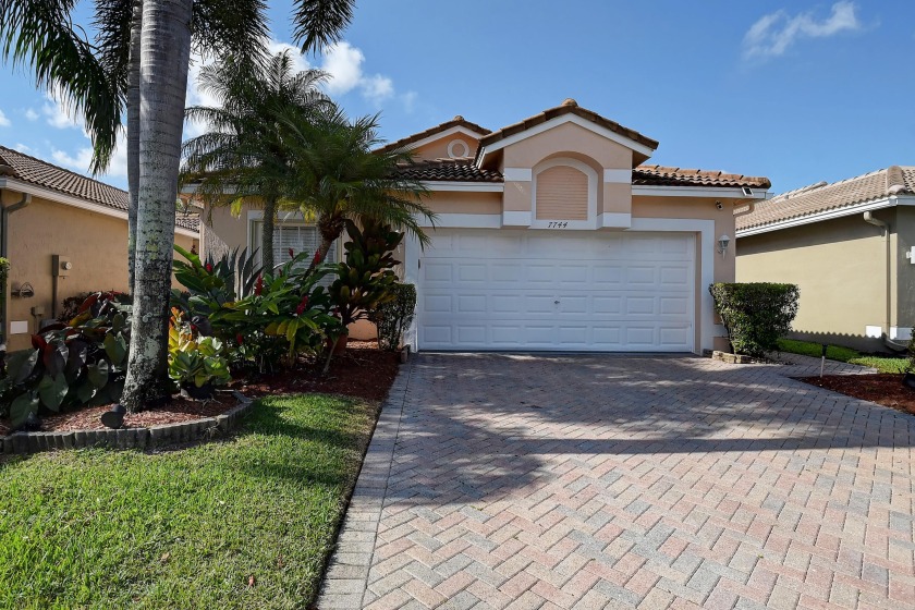 NEW ROOF SEPT 2022! Lake front Cypress Model is a SF - Beach Home for sale in Boynton Beach, Florida on Beachhouse.com