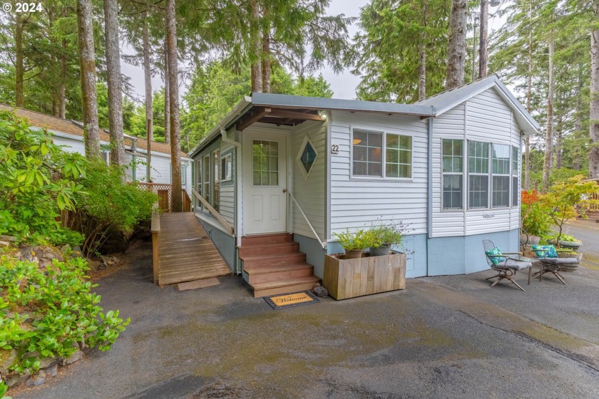 This charming 1 bdrm, 1 bath home w/4 season porch sits on OWN - Beach Home for sale in Depoe Bay, Oregon on Beachhouse.com