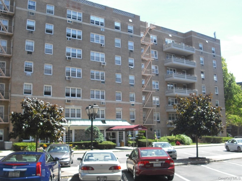 Huge 1 Bedroom in recently renovated building, xlg. closets - Beach Condo for sale in Howard Beach, New York on Beachhouse.com