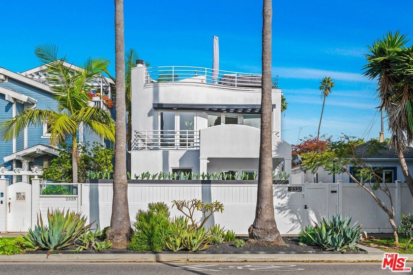 Modern, private, and effortlessly cool, this gated contemporary - Beach Home for sale in Venice, California on Beachhouse.com