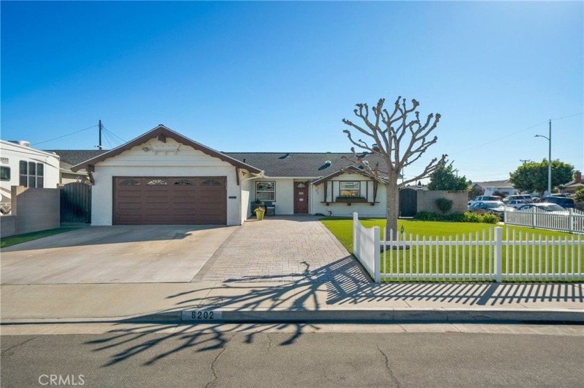 Beautiful 4 bedroom 2 bathroom single-story home on a large - Beach Home for sale in Huntington Beach, California on Beachhouse.com