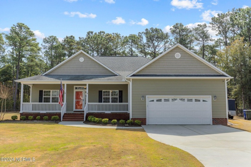 Your Tranquil Oasis Awaits in This Charming Cul-de-Sac Home - Beach Home for sale in Cape Carteret, North Carolina on Beachhouse.com