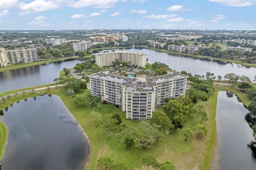 :3 BEDROOM CORNER UNIT!! WATER VIEW FROM EVERY ROOM! UPDATED - Beach Condo for sale in Pompano Beach, Florida on Beachhouse.com