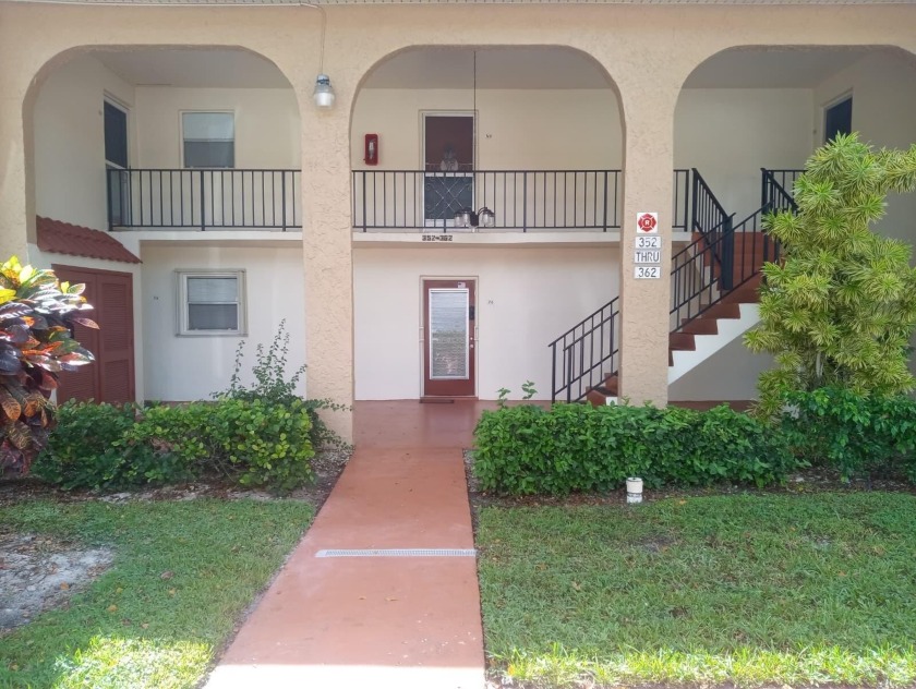 Move-in condition 1st floor full 2/2, screened patio, water view - Beach Condo for sale in West Palm Beach, Florida on Beachhouse.com