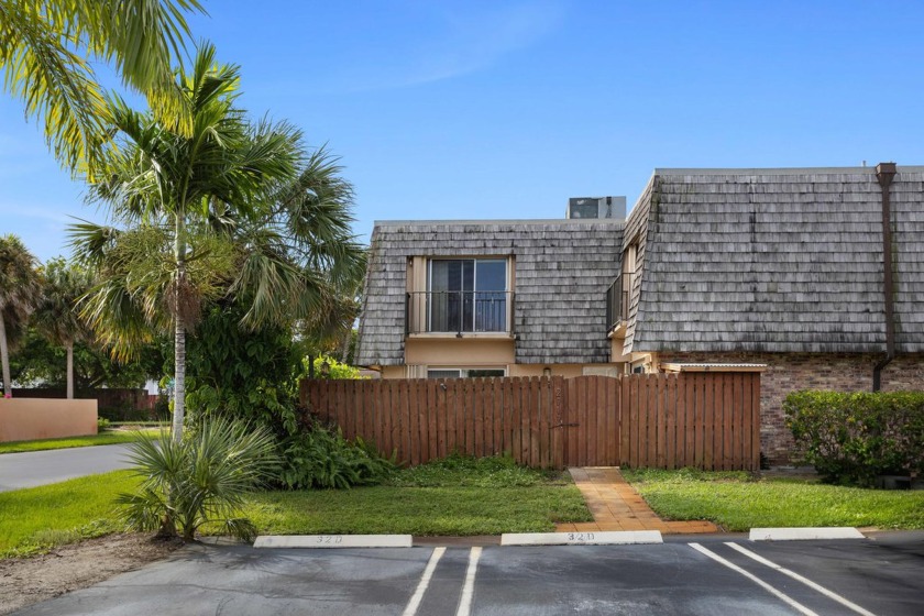 This charming corner lot townhome offers 2 bedrooms, 2.5 baths - Beach Townhome/Townhouse for sale in Boynton Beach, Florida on Beachhouse.com