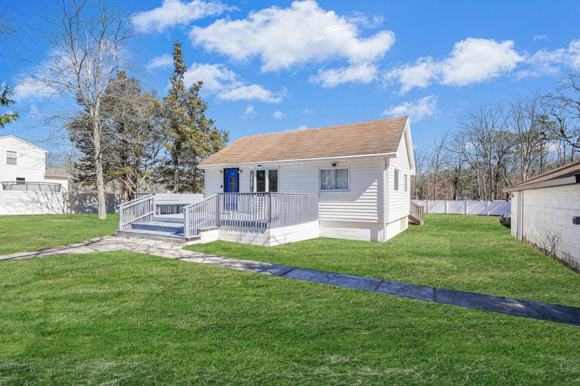 Welcome to this charming 3-bedroom, 1-bathroom home in Mastic - Beach Home for sale in Mastic Beach, New York on Beachhouse.com
